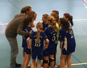 Les 13 ans féminines avec leur coach Arnaud Le Dû